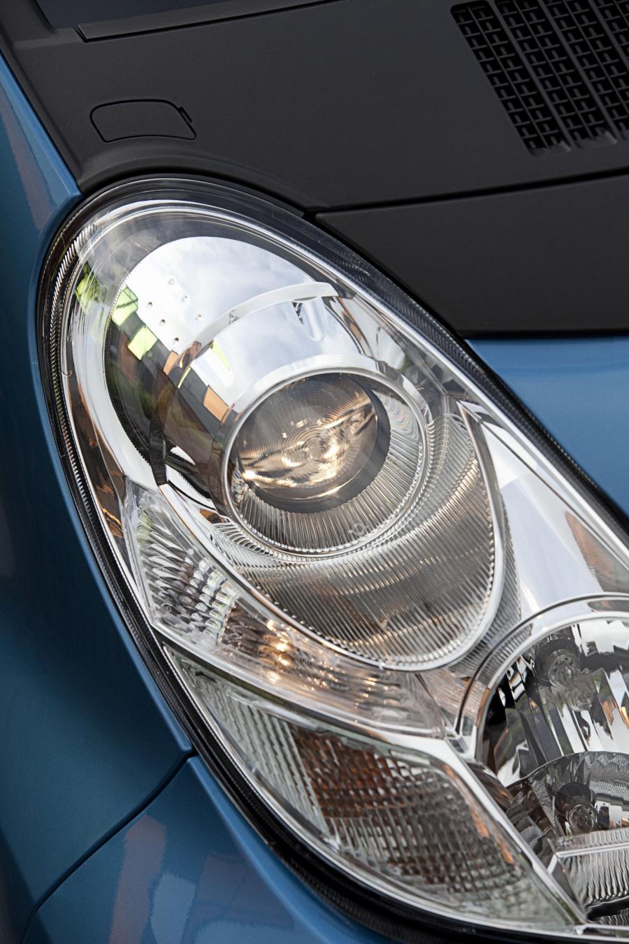  Peugeot iOn 2011 года  (фото 18 из 38)